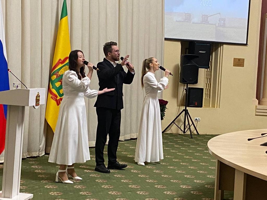 Солисты ЭДА «Экспресс-бэнд» приняли участие в торжественном мероприятии ко Дню работника сельского хозяйства Солисты ЭДА «Экспресс-бэнд» приняли участие в торжественном мероприятии ко Дню работника сельского хозяйства